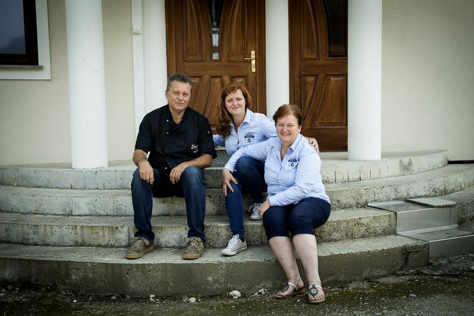 "Pri nas se je nekoč reklo Pr' Gregurjevih, in ker smo pri hiši sami gurmani, ki radi dobro jemo, smo GreGurMani." Na fotografiji: Ivan, Sonja in Milena Cimerman | Foto: Ana Kovač