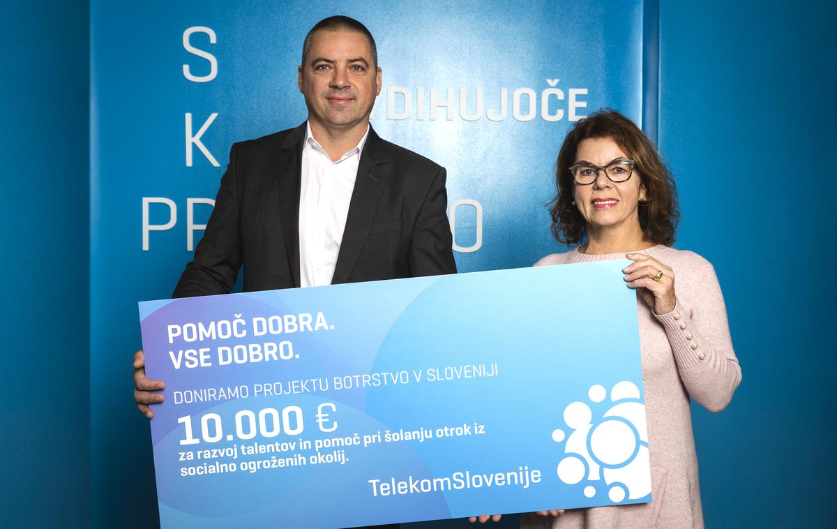 Telekom Slovenije | Donacijo je Aniti Ogulin, predsednici Zveze prijateljev mladine Ljubljana Moste - Polje, v imenu družbe predal predsednik uprave Telekoma Slovenije Rudolf Skobe, sredstva pa bodo namenjena za uresničevanje talentov desetih mladostnikov, ki prihajajo iz socialno ogroženih okolij. | Foto Telekom Slovenije