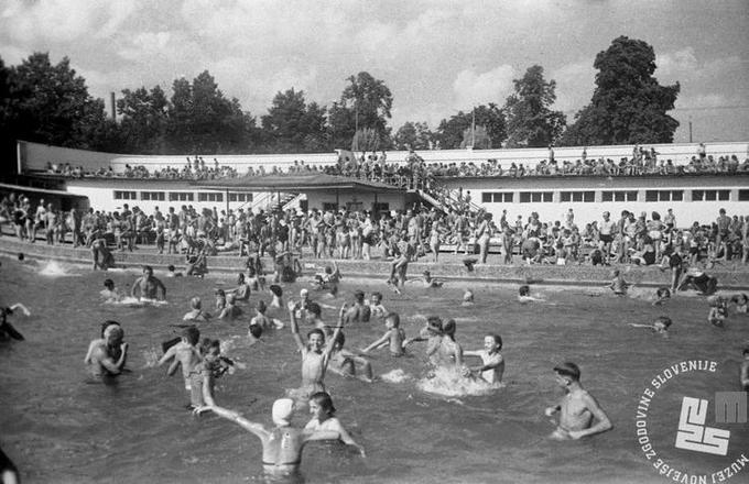 Po drugi svetovni vojni je bazen spet prešel v uporabo Ljubljančanov in Ljubljančank (fotografija iz leta 1951). V obdobju italijanske okupacije so namreč svoje plavalne ure na Iliriji imeli tudi vojaki in oficirji. Njihovo namakanje je po ustnem pričevanju sprožilo ljubljansko bolezen, kot so ji rekli. Krivec zanjo pa je bila briljantina, s katero so si italijanski vojaki urejali pričeske.  | Foto: Vlastja Simončič, hrani: MNZS