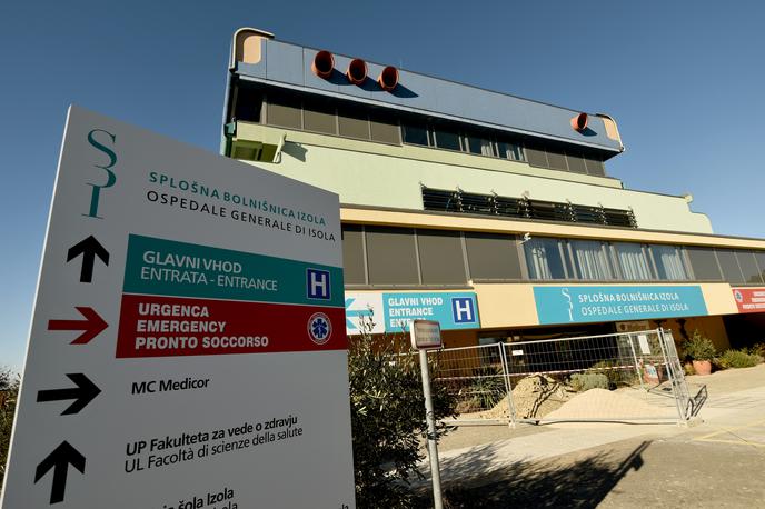 bolnišnica Izola | Ker gre pri dejavnosti MC Medicorja v veliki večini za drage posege, je samoplačniških storitev izjemno malo. Njegov glavni vir prihodkov je tako zdravstvena blagajna. Lani je od ZZZS za koncesijske storitve prejel 15,8 milijona evrov, kar je najvišji znesek doslej, piše portal. | Foto STA