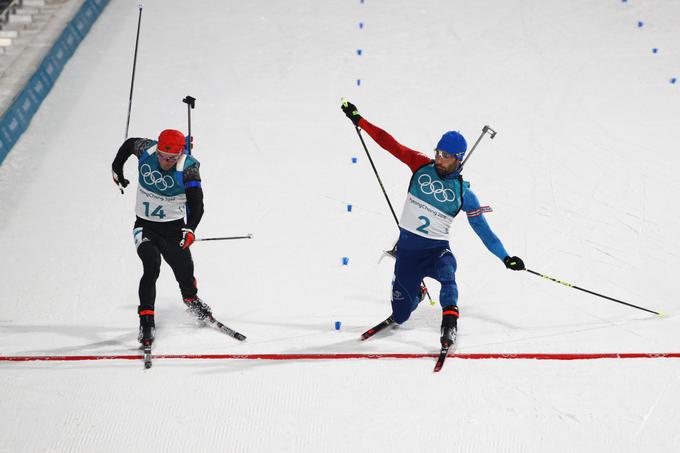 Takole sta se Fourcade in Simon Schempp vrgla v cilj, ki sta ga prečkala z istim časom, a je zmaga pripadla Francozu.  | Foto: Getty Images