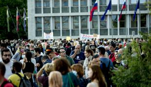 Protesta za in proti vladi potekala mirno #foto #video