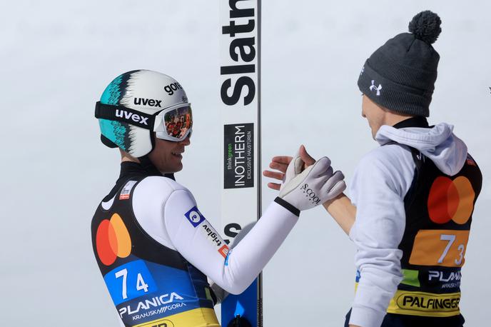 Planica Anže Lanišek | Lanišek je moral še drugič stisniti roko Kraftu. Najprej ga je premagal na posamični, nato še na ekipni tekmi. | Foto Reuters