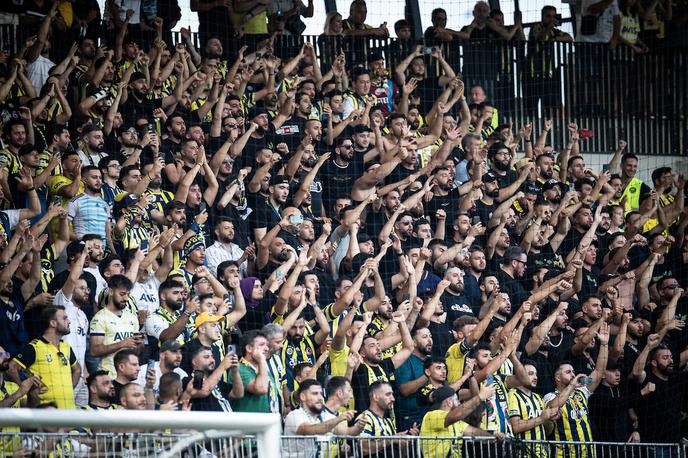 Maribor Fenerbahče | Fenerbahče je v Ljudskem vrtu spremljalo veliko navijačev. Sredi drugega polčasa so zakuhali daljšo prekinitev, dvoboj se je zavlekel za več kot pol ure. | Foto Blaž Weindorfer/Sportida