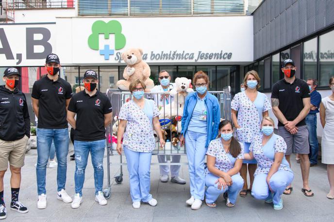 hDD Jesenice teddy bear toss | Železarji so Pediatričnemu oddelku Splošne bolnišnice Jesenice predali plišaste igrače. | Foto Domen Jančič