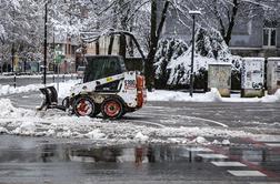 Obilno sneženje: brez elektrike več tisoč odjemalcev, zaradi podrtih dreves zaprte številne ceste #video