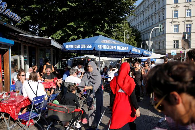 O emotikonih, ki bi predstavljali zakrite ženske, je potekala tudi spletna razprava, ki je odprla vprašanja o verski svobodi, feminizmu, sekularnih tradicijah, terorizmu in multikulturalizmu v Evropi. | Foto: Reuters