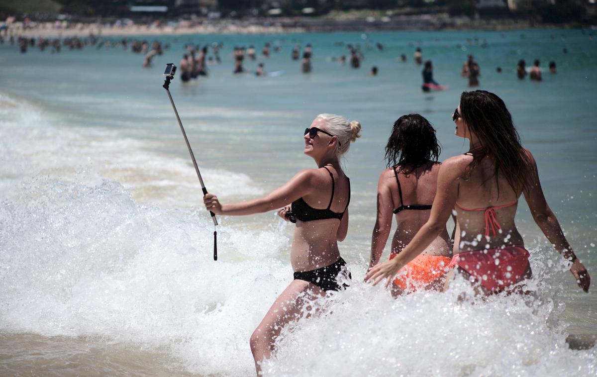 selfi, ženske, plaža | Z objavo na družbenih omrežjih razkrijete svojo lokacijo in dejstvo, da vas dalj časa ne bo doma. | Foto Reuters