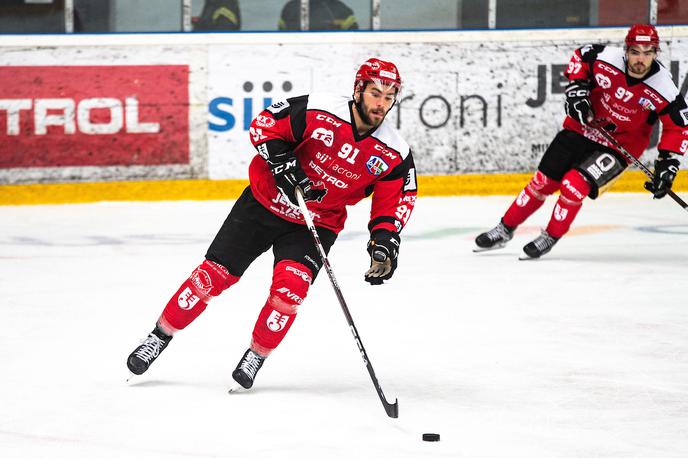 HDD Jesenice, Žan Jezovšek | Žan Jezovšek je k torkovi zmagi nad nemškim drugoligašem prispeval dva zadetka, tudi zmagovitega. | Foto Peter Podobnik/Sportida