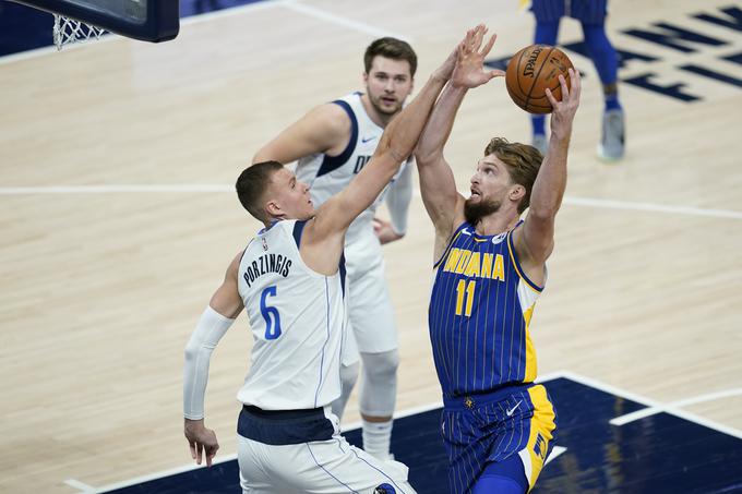 Luka Dončić ob spremljanju baltskega dvoboja Sabonis - Porzingis | Foto: AP / Guliverimage