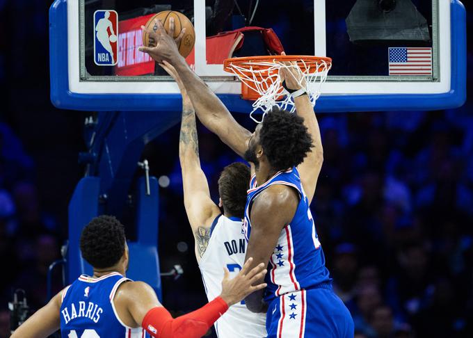 Joel Embiid z blokado Luki Dončiću v zadnji minuti srečanja. | Foto: Reuters