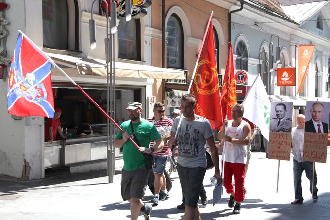 Podporo Rusiji in predsedniku Putinu pa je pred veleposlaništvo prišlo izrazit tudi deset podpornikov. | Foto: 