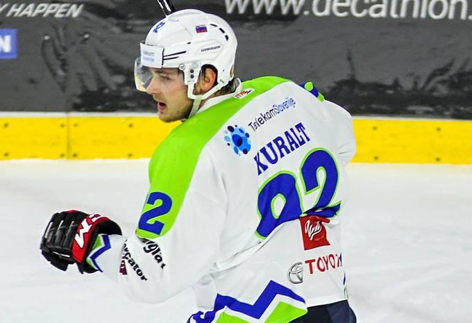 Anže Kuralt je Slovence popeljal v vodstvo, v podaljšku pa po strelu Klemna Pretnarja plošček po oceni sodnikov s previsoko palico poslal v francosko mrežo, tako da zadetek ni obveljal. | Foto: HZS/Drago Cvetanovič