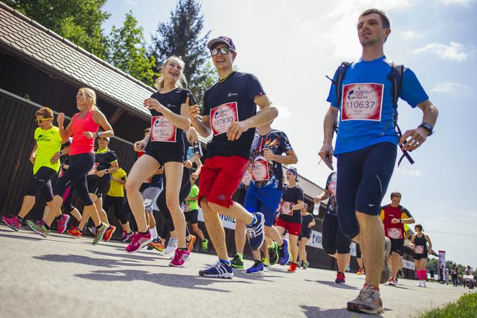 V Sloveniji bodo organizirani štirje teki z aplikacijo in sicer v Arboretumu Volčji potok, v Mariboru, Račah in Tolminu. Lani sta na Brdu pri Kranju tekla tudi športna plezalca Janja Garnbret in Domen Škofic.  | Foto: Red Bull