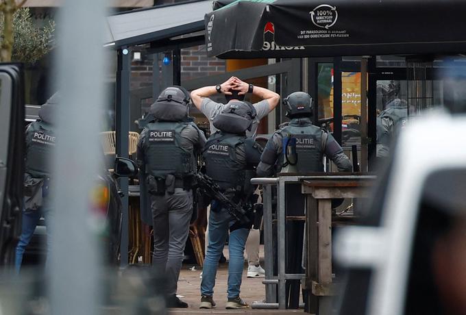 Trenutek, ko je policija aretirala moškega, ki je v lokalu zadrževal več talcev. | Foto: Reuters