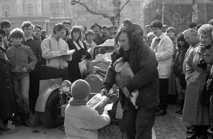 Opica Ančka je bila njegova stalna spremljevalka, dokler je neznanci niso umorili. (foto: Marjan Ciglič, hrani Muzej novejše zgodovine Slovenije) | Foto: Marjan Ciglič