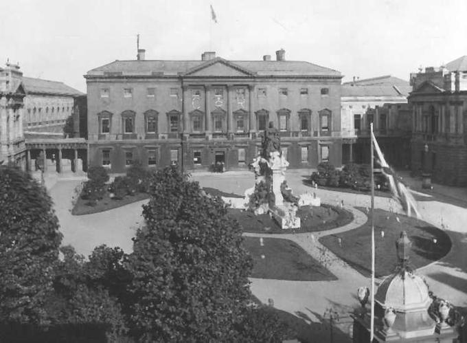 Rezidenca dublinske aristokracije, palača Leinster House, ki jo je irski arhitekt James Hoban uporabil kot model za zasnovo Bele hiše.


 | Foto: Thomas Hilmes/Wikimedia Commons