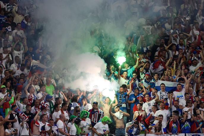 Euro 2024, slovenski navijači, Slovenija - Portugalska | Slovenski navijači so na tekmi osmine finala s Portugalsko prižigali bakle. | Foto Guliverimage