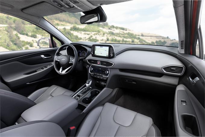 V notranjosti so na voljo tri večopravilne enote različnih velikosti. Največja meri osem palcev in ima vgrajeno navigacijo ter se zna sporazumevati s sistemoma apple carplay in android auto. | Foto: Hyundai