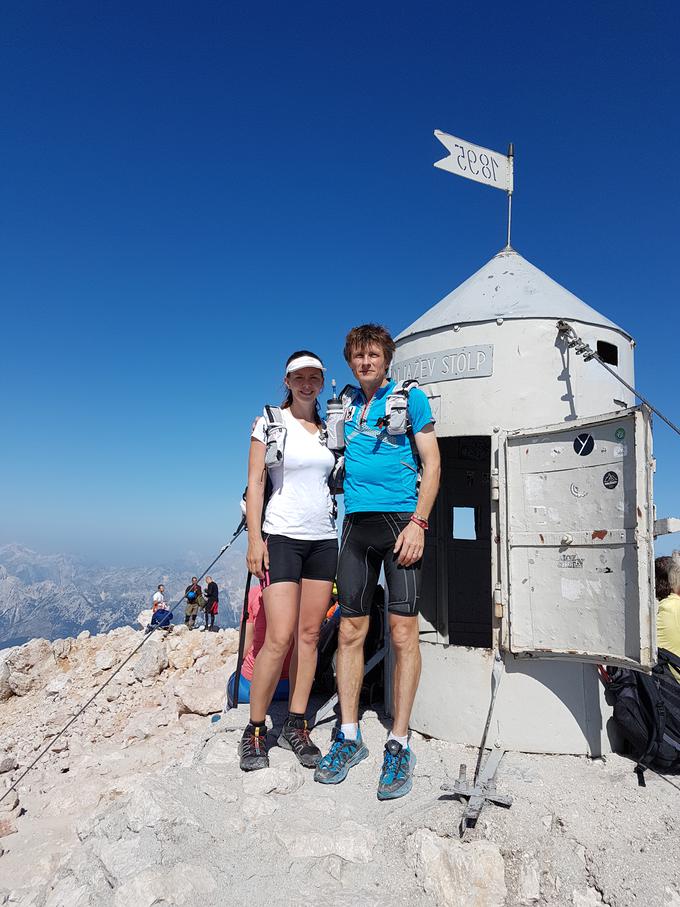 Vencelj je na Triglavu prvič stal pri šestih letih, še nikoli pa ni bil tako hiter kot pri 45 letih. (Na fotografiji v družbi žene Katje Kegl Vencelj.) | Foto: Osebni arhiv