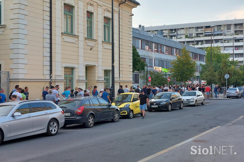 Čakalna vrsta za cepljenje pred zdravstvenim domom Metelkova.