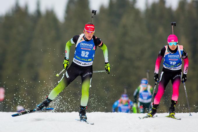 Zaradi puške na hrbtu je morala prilagoditi tehniko teka. | Foto: Žiga Zupan/Sportida