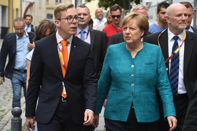 Odhajajoča nemška kanclerka Angela Merkel je na začetku svoje politične poti dobila vzdevek Kohlova deklica. Na koncu je svojega pokrovitelja Helmuta Kohla prerasla in postala mamica Nemčije – Mutti. Amthor je na začetku svoje politične poti dobil podoben vzdevek – fantič Merklove. A glede na škandale, v katere se je zapletel, bo v prihodnosti težko dosegel podobne uspehe v politiki kot Merklova. | Foto: Guliverimage/Vladimir Fedorenko