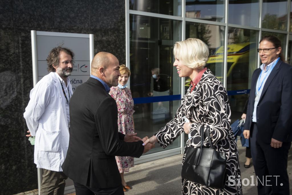 Urška Klakočar Zupančič in Dejan Zavec sta obiskala pediatrično kliniko v Ljubljani.