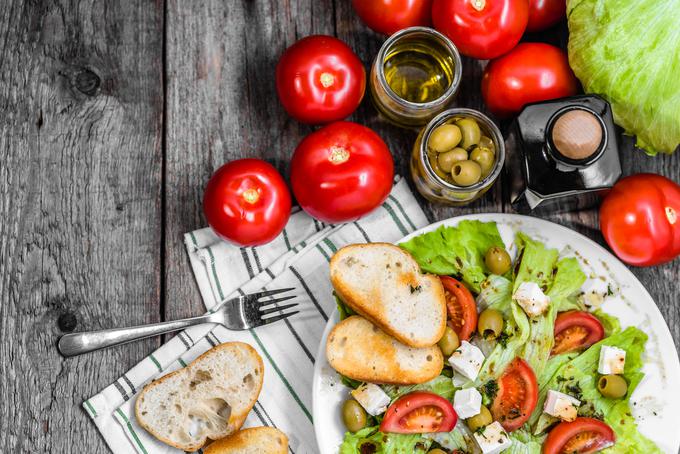 Sredozemska dieta je polna zelenjave in sadja, obogatena z olivnim oljem in polnovrednimi živili. | Foto: Getty Images