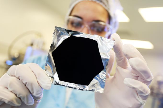 Kvadratni centimeter površine, prevlečen z materialom Vantablack, vsebuje gozdiček z okrog milijardo navpično postavljenih karbonskih nanocevk. Foto: Surrey Nanosystems | Foto: 