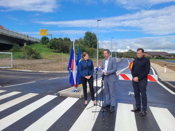 Na slovesnosti ob odstranitvi zapore in sprostitvi prometa sta poleg Cukjatija med drugim sodelovala še ministrica za infrastrukturo Alenka Bratušek in član uprave Darsa Andrej Ribič. | Foto: Facebook / Občina Vrhnika