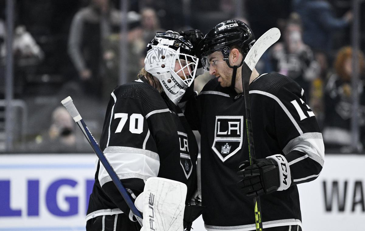 Los Angeles Kings | Gabriel Vilardi je po zmagi čestital novemu vratarju Joonasu Korpisalu. | Foto Reuters