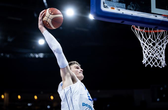 Lauri Markkanen je navduševal tudi z atraktivnimi zabijanji. | Foto: Vid Ponikvar/Sportida