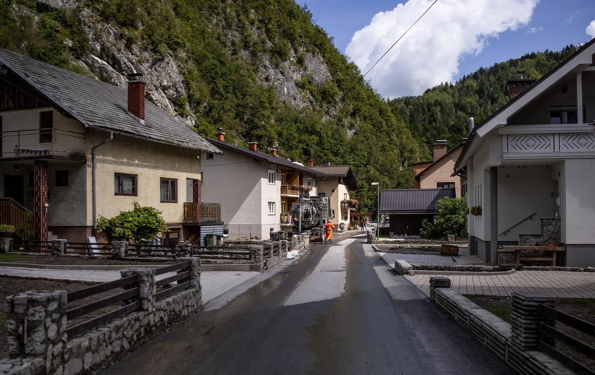 Črna na Koroškem | Kljub temu, da je podoba črne na Koroškem povsem drugačna kot pred štirimi tedni, Črnjani še vedno potrebujejo pomoč v obliki težke mehanizacije in obljubljena finančna sredstva. Pa tudi pridnih rok prostovoljcev se ne branijo. | Foto Ana Kovač