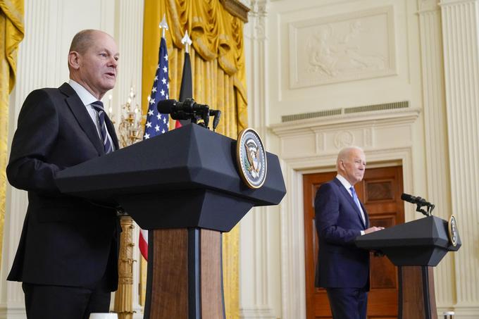 Olaf Scholz in Joe Biden sta v Beli hiši pred dnevi odgovarjala na vprašanja glede ukrajinske krize. Biden je zatrjeval, da bo s projektom Severni tok 2 konec, če bo Rusija napadla Ukrajino, Scholz pa se je tej temi izognil. | Foto: Guliverimage/Vladimir Fedorenko