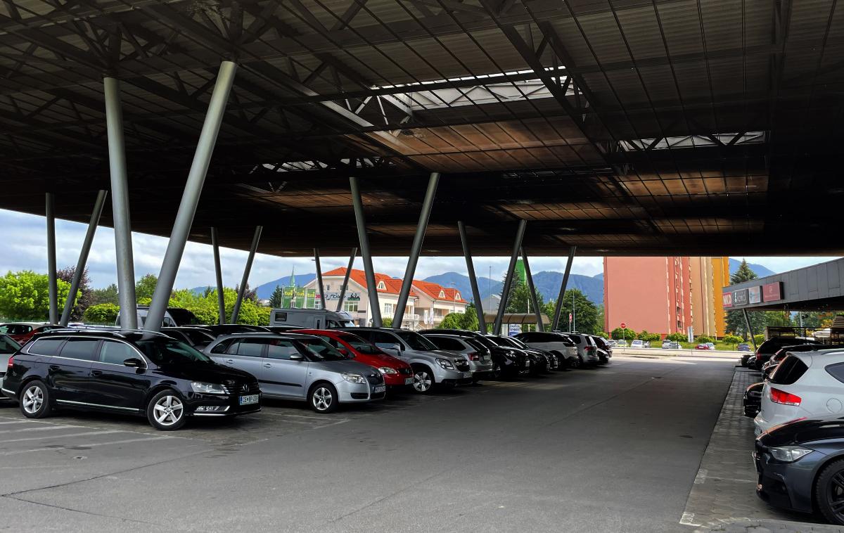 Garažna hiša, parking, garaža, parkiranje, parkirišče | Več slovenskih trgovcev, ki upravljajo pokrita parkirišča ali garažne hiše, v času napovedanih neurij s točo iz solidarnosti dvigne zapornice oziroma dvižna vrata, da lahko vozniki, ki nimajo možnosti parkiranja v garaži ali pod nadstreškom, svoje jeklene konjičke pravočasno spravijo na varno. Takole so jih danes popoldan v Žalcu. | Foto Matic Tomšič