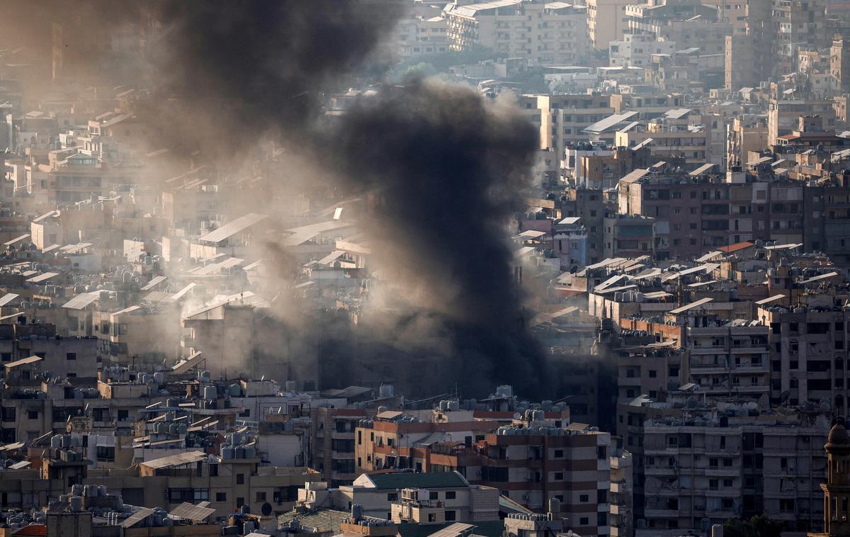 Bejrut, Libanon | Izrael, ki je čezmejno vojno z gibanjem Hezbolah zaostril s kopensko invazijo v začetku oktobra, je danes odredil nove evakuacije vasi na jugu Libanona. | Foto Reuters