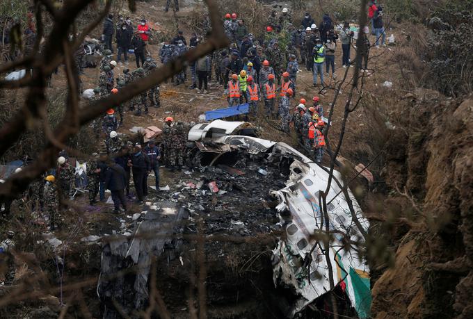 Letalo naj bi strmoglavilo v sotesko tik pred pristankom, ob tem pa zagorelo. | Foto: Reuters