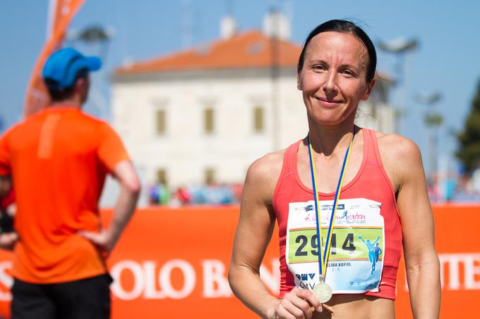 Mama treh otrok, žena profesionalnega nogometaša in magistra kazenskega prava teče za dušo. Na malem maratonu je bila tretja.  | Foto: Peter Kastelic