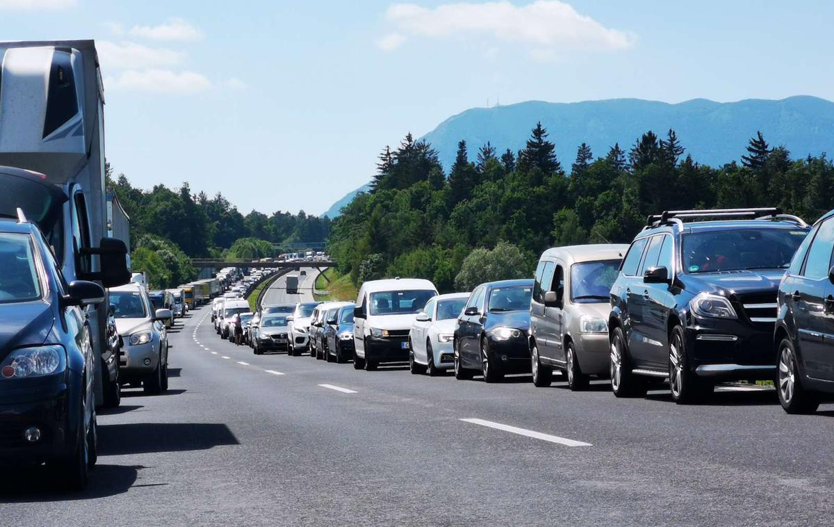 zastoj na primorski avtocesti | Na primorski avtocesti od Razdrtega proti Ljubljani nastajajo daljši zastoji. | Foto Aljoša Rehar/STA