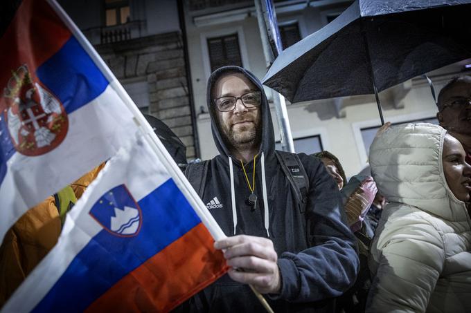 37-letni Nemanja se je iz Srbije odselil v Slovenijo pred enim letom. Zdaj se je vrnil na proteste, ki trajajo že mesece. | Foto: Ana Kovač