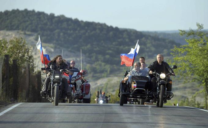 Zaldostanov je velik podpornik ruskega predsednika Vladimirja Putina. Na fotografiji iz avgusta 2019 vidimo Zaldostanova in Putina, ki sta se z motorjem odpravila na shod motoristov na Krimu. Zaldostanov je velik podpornik ruske priključitve Krima. Kot zanimivost: Zaldostanov se je rodil v Ukrajini in je po očetu ukrajinskega rodu.  | Foto: Guliverimage/Vladimir Fedorenko