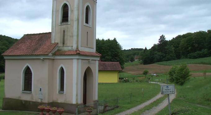 Pot do Ščavničarjevih vodi mimo kapelice in oznake Pozor, državna meja je še vedno presekana z zapornico in znakom za prepoved prometa.  | Foto: Planet TV