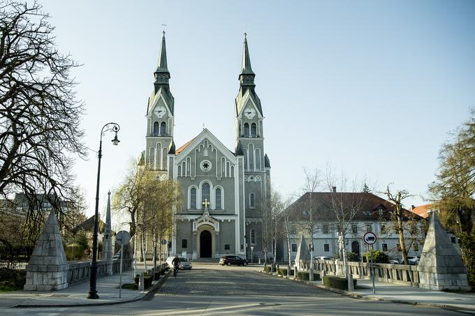 Trnovski most, zgrajen med 1929 in 1932, je osrednja točka Plečnikove preureditve obrežij Gradaščice in je tudi začetek kopne mestne osi, ki povezuje Trnovo z mestnim središčem vse do Kongresnega trga. | Foto: Ana Kovač