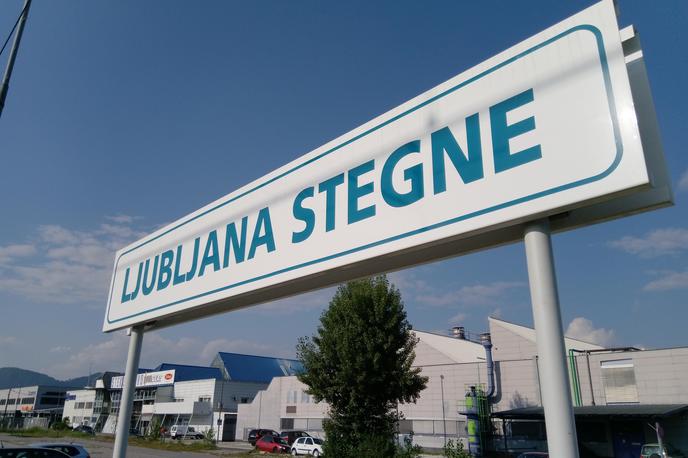 Nokia 5.1, posneto z, Stegne | Prizor, ki ga morda ne bomo več dolgo gledali (in vohali): na mestu zdajšnjega postajališča Ljubljana Stegne naj bi zrasel sodoben multimodalni prometni terminal, namesto okoljsko spornih obratov industrijske cone Stegne (ali ob njih) pa obrat in distribucijski center globalnega visokotehnološkega podjetja. | Foto Srdjan Cvjetović