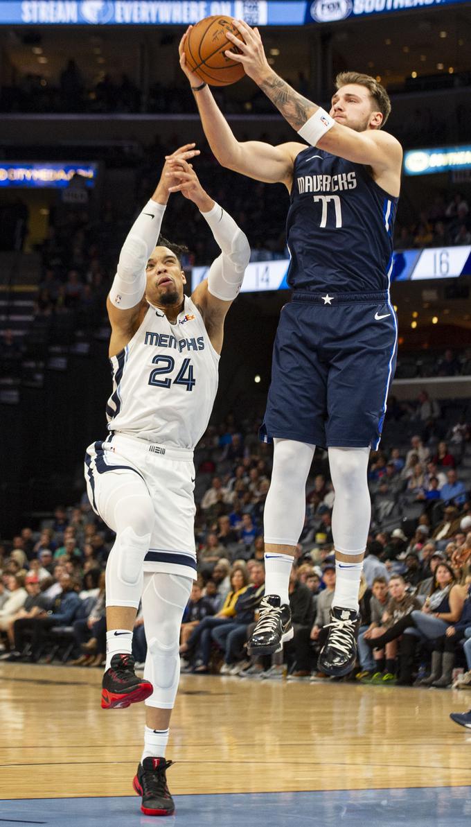 Luka Dončić se je izkazal tudi na zadnji tekmi Dallasa, ko so Mavericks v gosteh ugnali Memphis. | Foto: Reuters