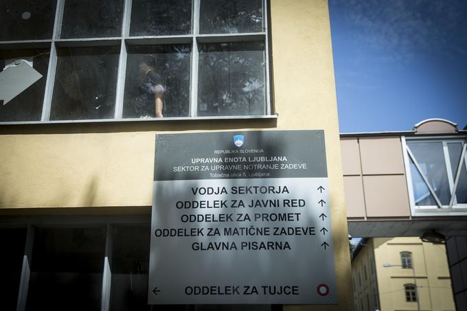 Tujca, ki želi na oddelku za tujce urediti dokumente, ob obisku pričaka neprijetno presenečenje. 
 | Foto: 