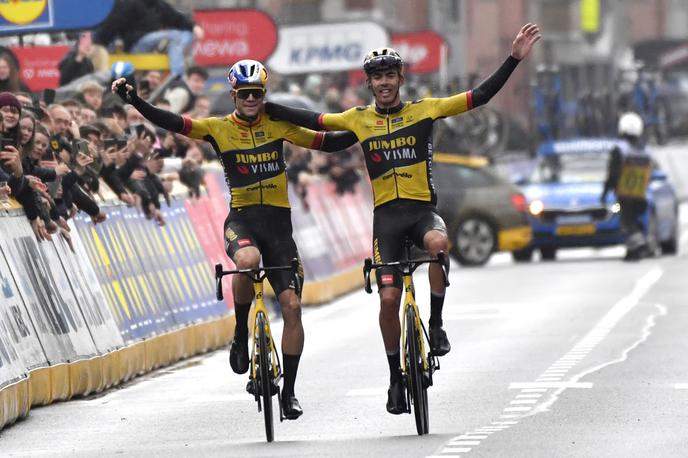 Wout van Aert & Christophe Laporte | Wout van Aert in Christophe Laporte sta takole prikolesarila v cilj dirke Gent - Wevelgem, Belgijec je zmago prepustil Francozu. | Foto Guliverimage