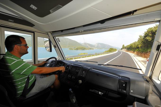 Ena od najboljših lastnosti polnointegriranega avtodoma je velika in prostorna vozniška kabina z obilico odlagalnih mest in odlično preglednostjo. Človek dobi občutek cestnega križarjenja s širokokotnim razgledom. | Foto: Jure Gregorčič