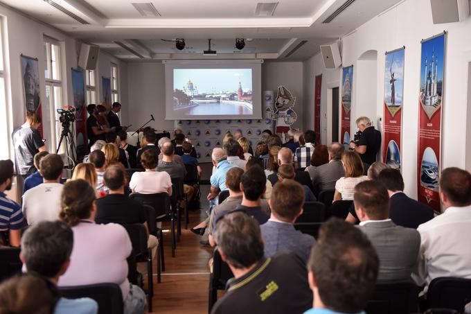 Zbrani so si ogledali še krajše predstavitvene videoprispevke o prizoriščih SP 2018. | Foto: Reuters